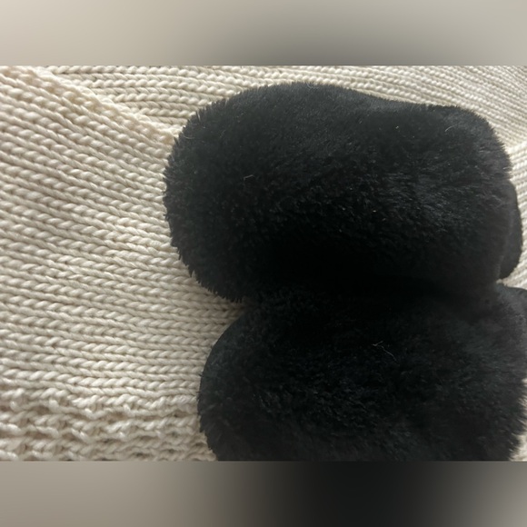 Snugleaves Cozy Black Fuzzy Slippers - Picture 10 of 12